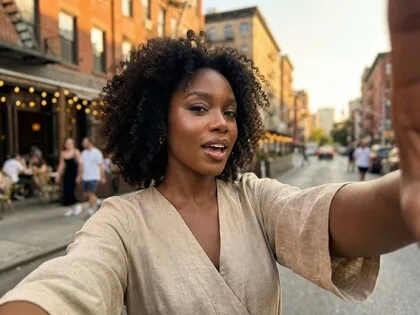 Elektroauto auf Langstrecke in der Natur